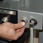 Appuyer sur le bouton d’oxygène rapide et le maintenir jusqu’à ce que la pression sur le manomètre indique environ 30 cm H2O.