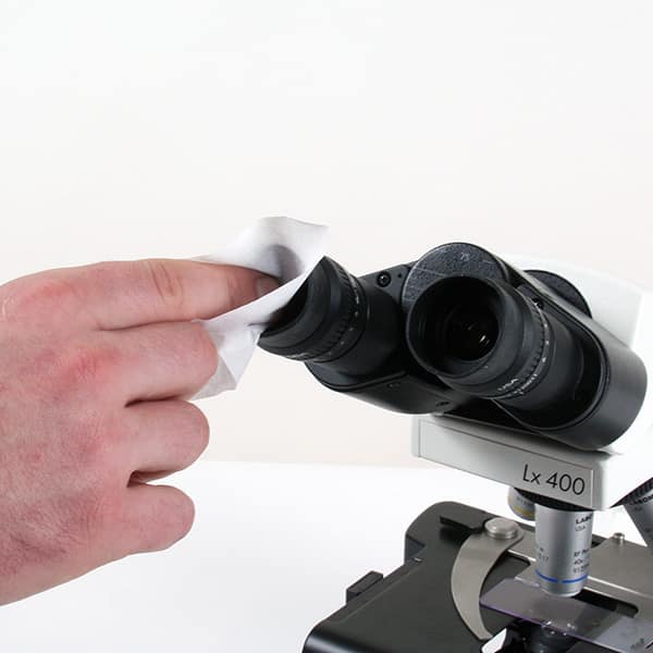 Using a wipe intended for this purpose, remove the dust from the eyepieces without removing them.
